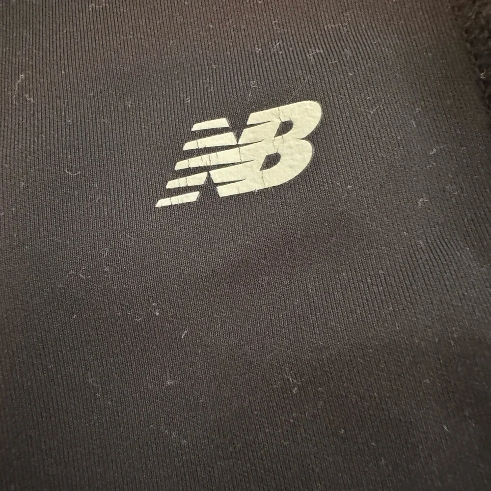 New Balance Women's Black Cropped Leggings with Ruching on the Legs - Picture 2 of 4